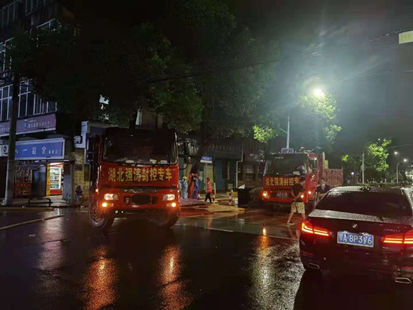 夜以继日抢工期，风雨无阻战疫情