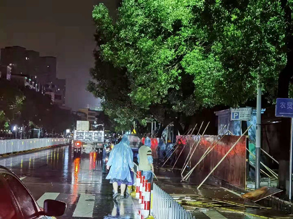 夜以继日抢工期，风雨无阻战疫情(图1)